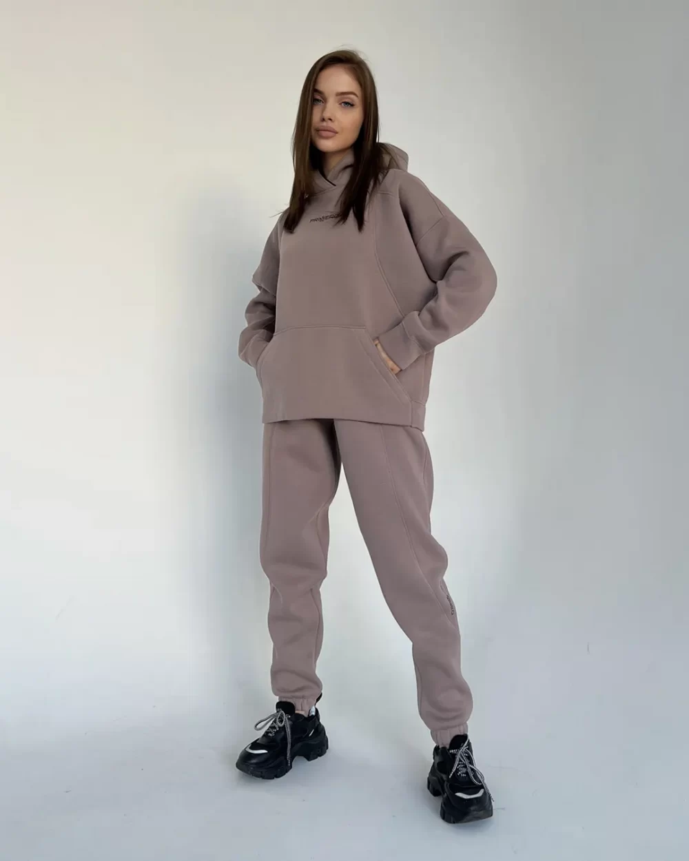 Тёплые женские штаны-джоггеры с декоративными вставками "RAISED" — изображение 6