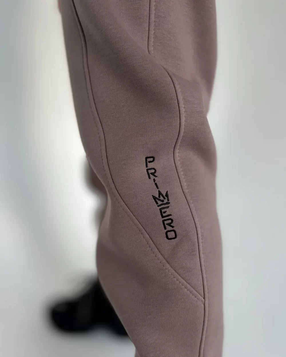 Тёплые женские штаны-джоггеры с декоративными вставками "RAISED" — изображение 3