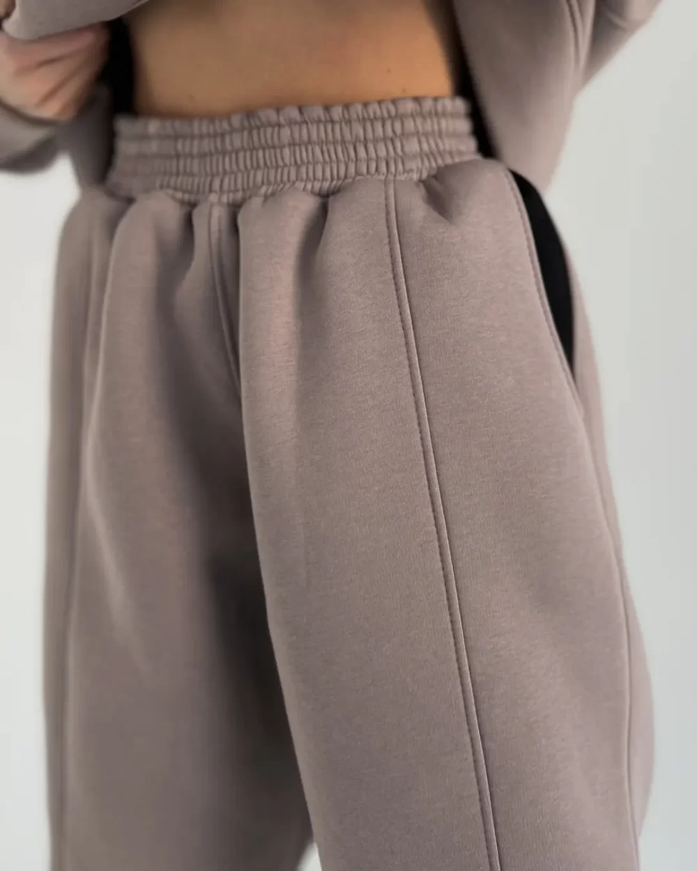 Тёплые женские штаны-джоггеры с декоративными вставками "RAISED" — изображение 2