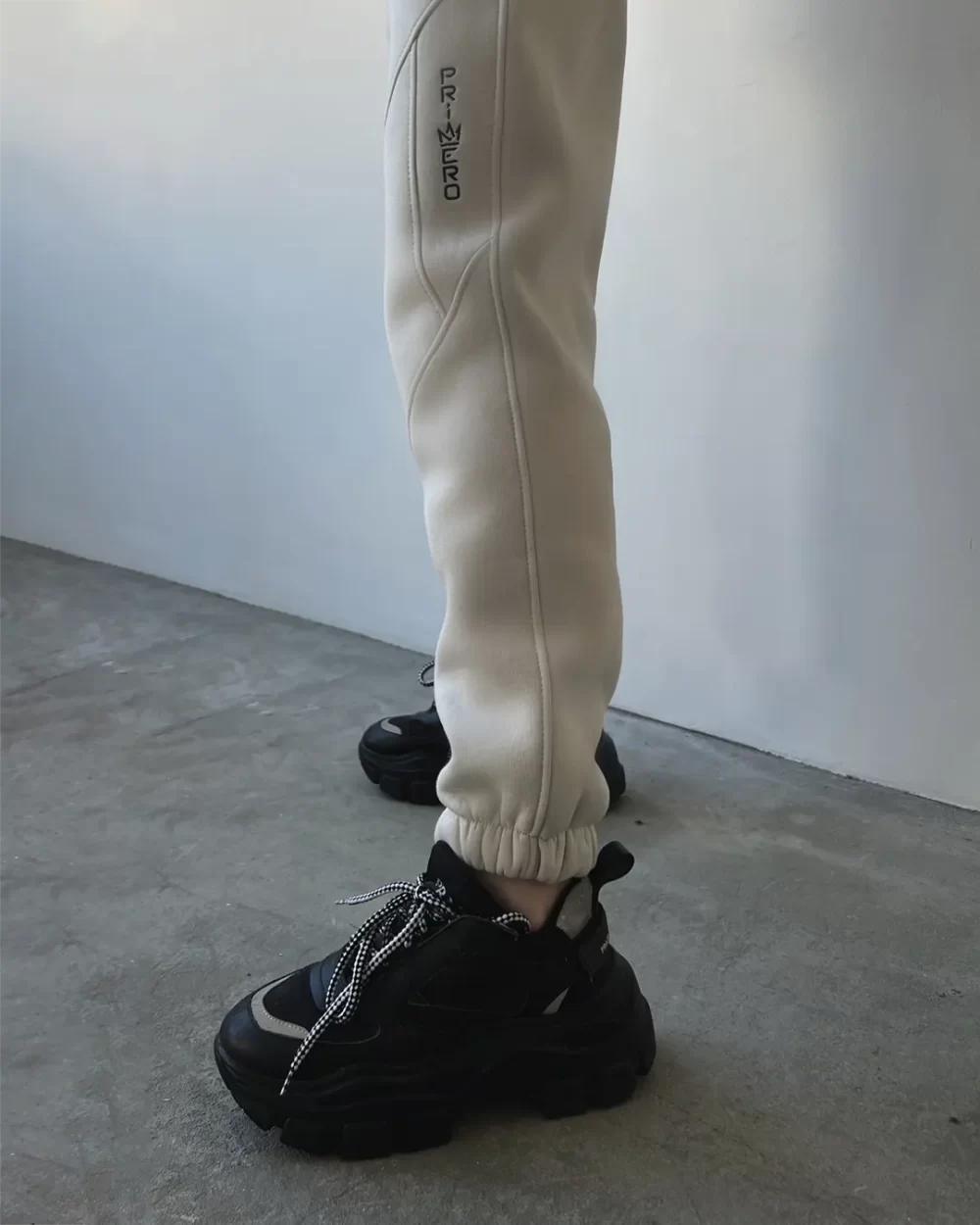 Тёплые женские ШТАНЫ-ДЖОГГЕРЫ с декоративными вставками — изображение 7