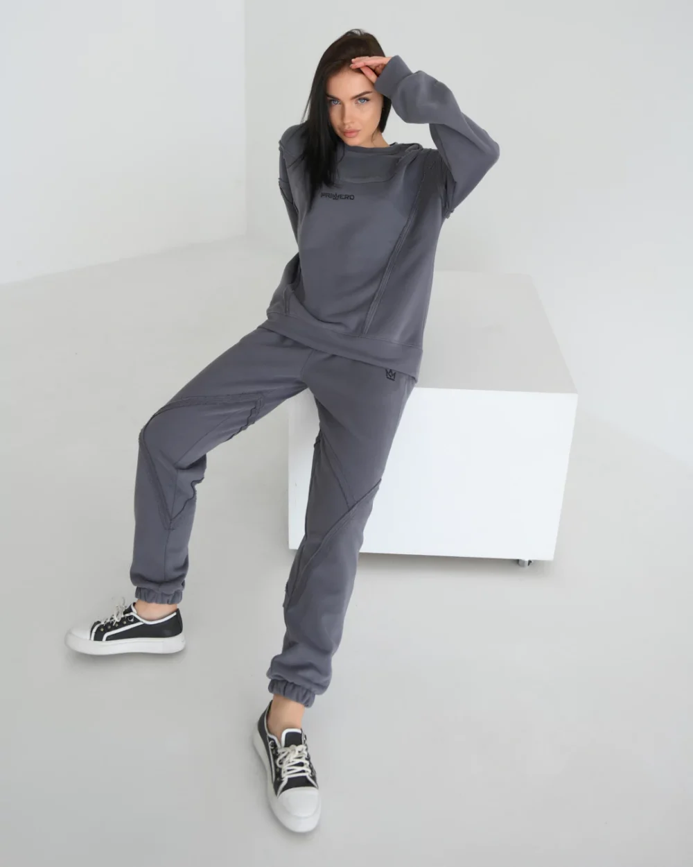 Женский свитшот "OUTLINE" — изображение 3