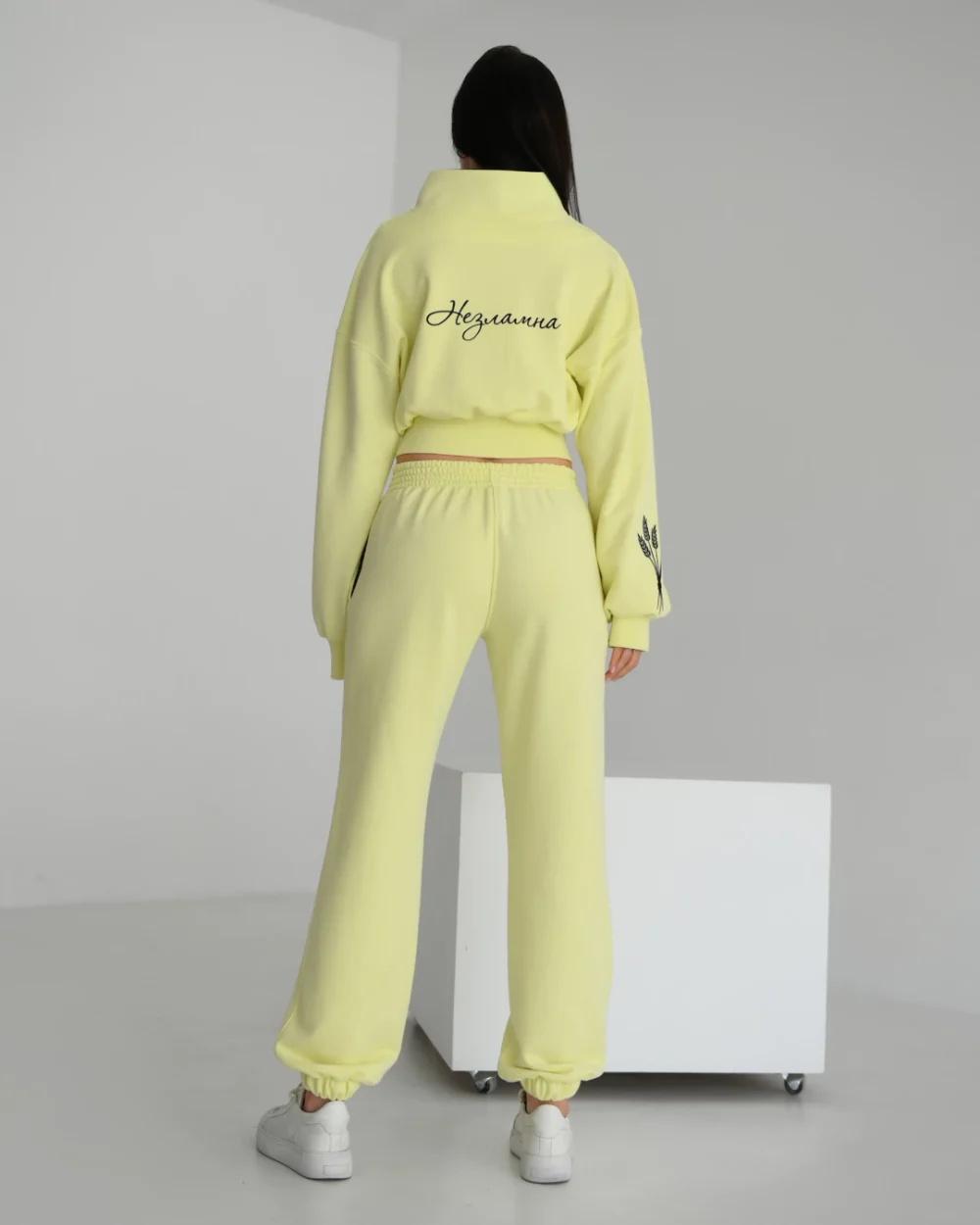 Женская зип-толстовка "NEZLAMNA" — изображение 4