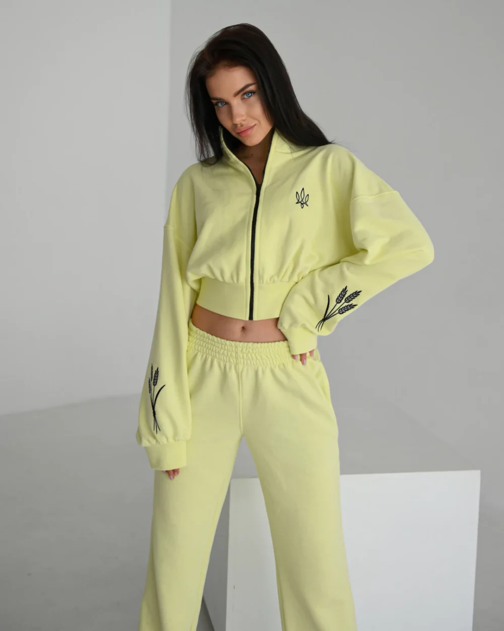 Женская зип-толстовка "NEZLAMNA" — изображение 10