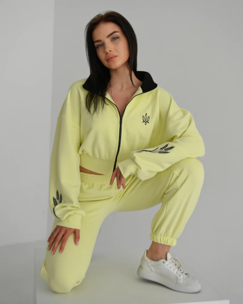 Женская зип-толстовка "NEZLAMNA" — изображение 9