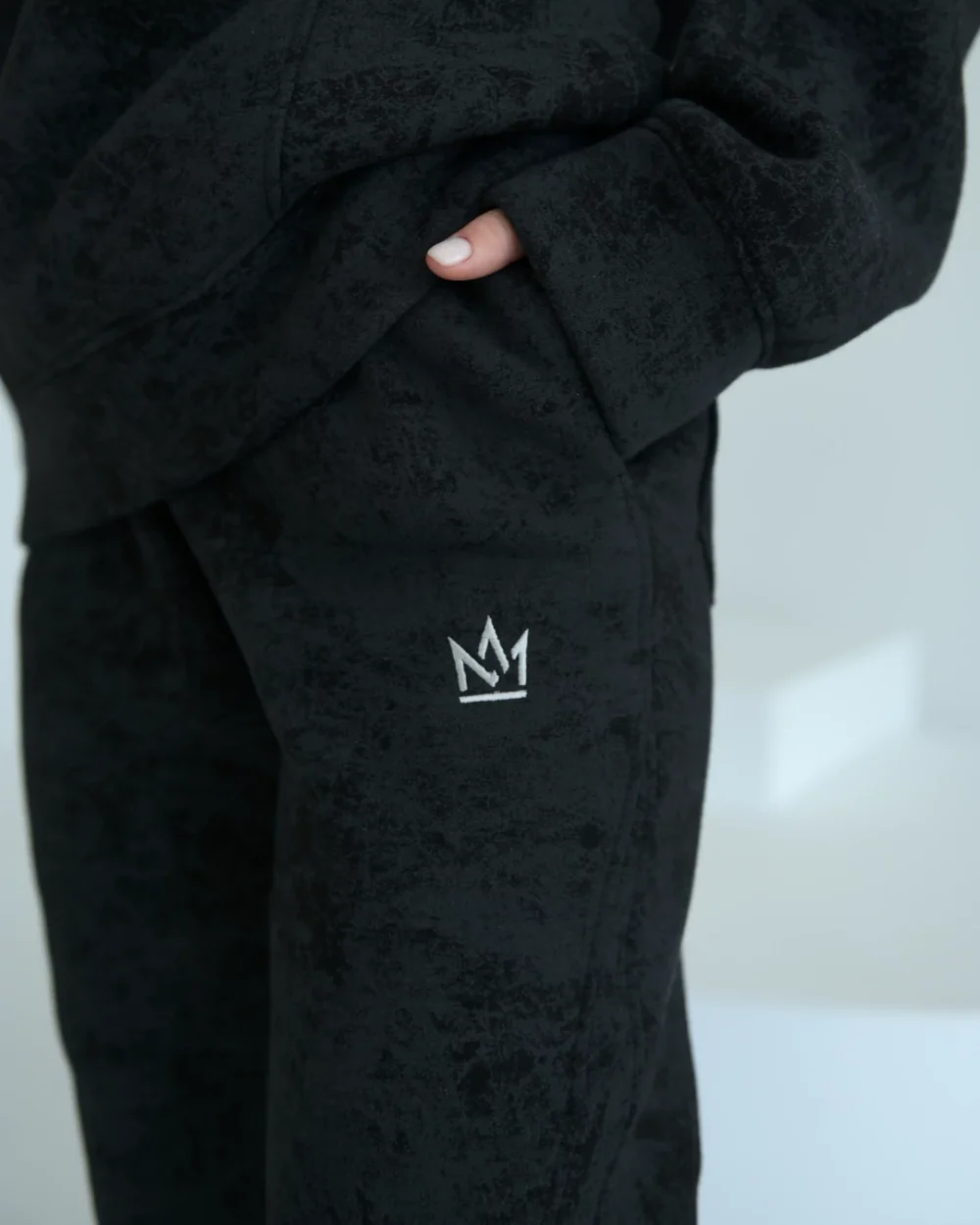 Тёплые женские штаны-джоггеры с декоративными вставками "SHADOWS" — изображение 5