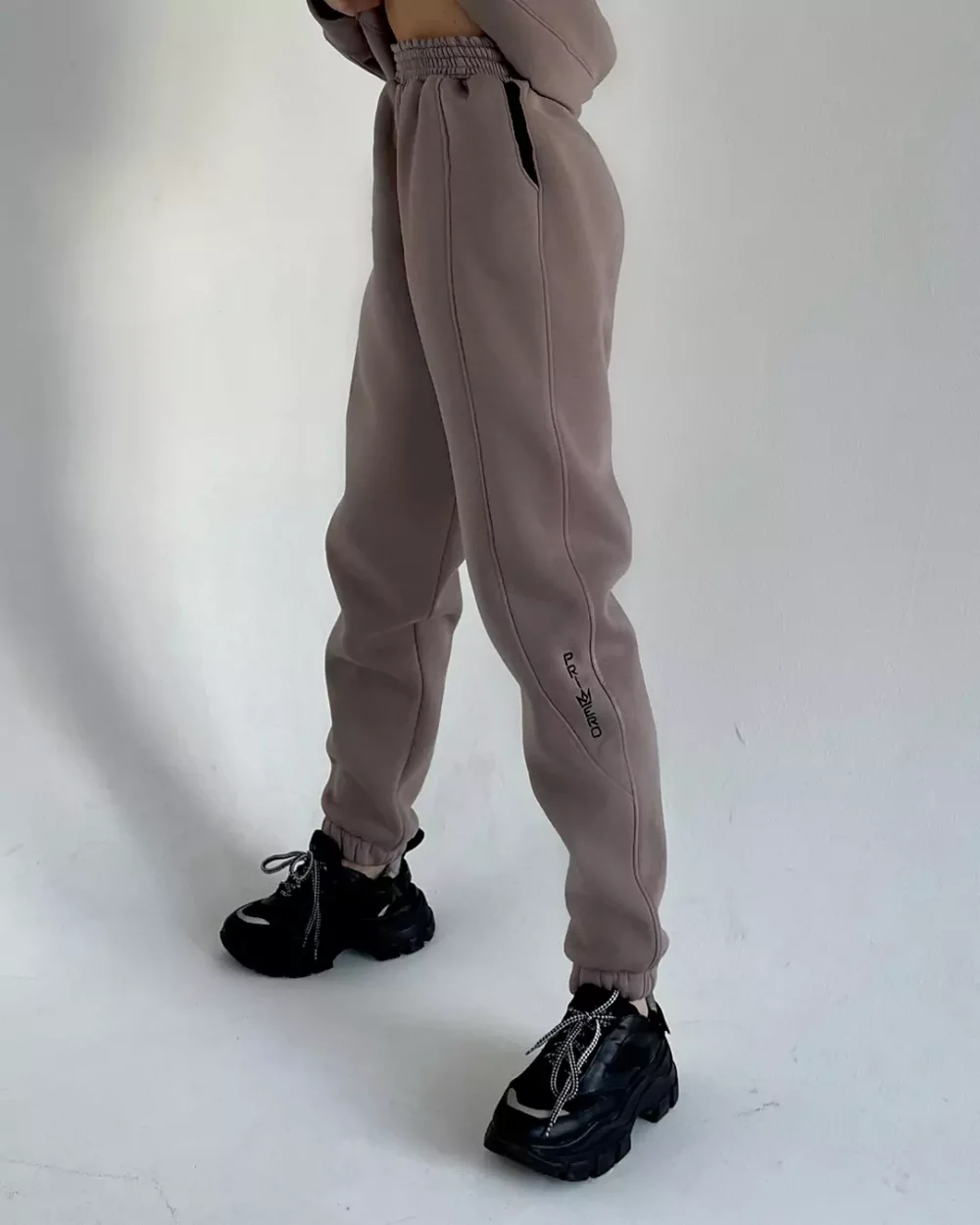 Тёплые женские штаны-джоггеры с декоративными вставками "RAISED" — изображение 4