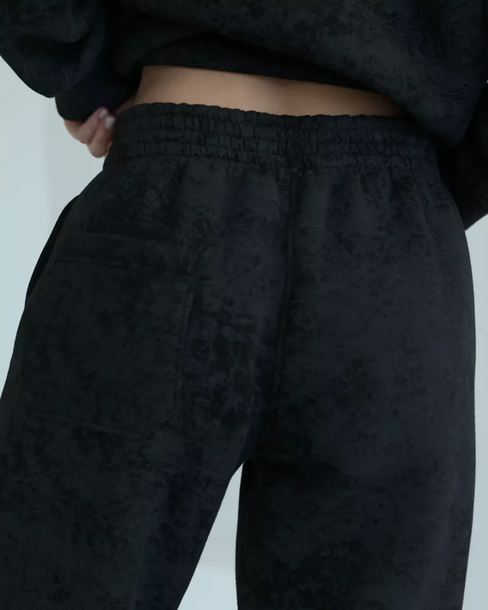 Тёплые женские штаны-джоггеры с декоративными вставками "SHADOWS" — изображение 2