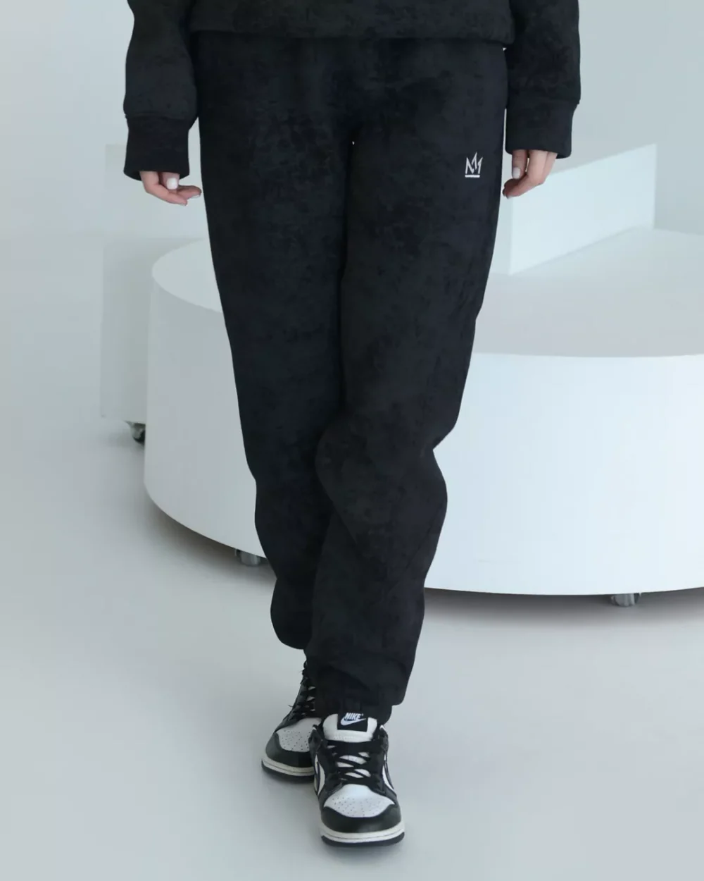 Тёплые женские штаны-джоггеры с декоративными вставками "SHADOWS" — изображение 3