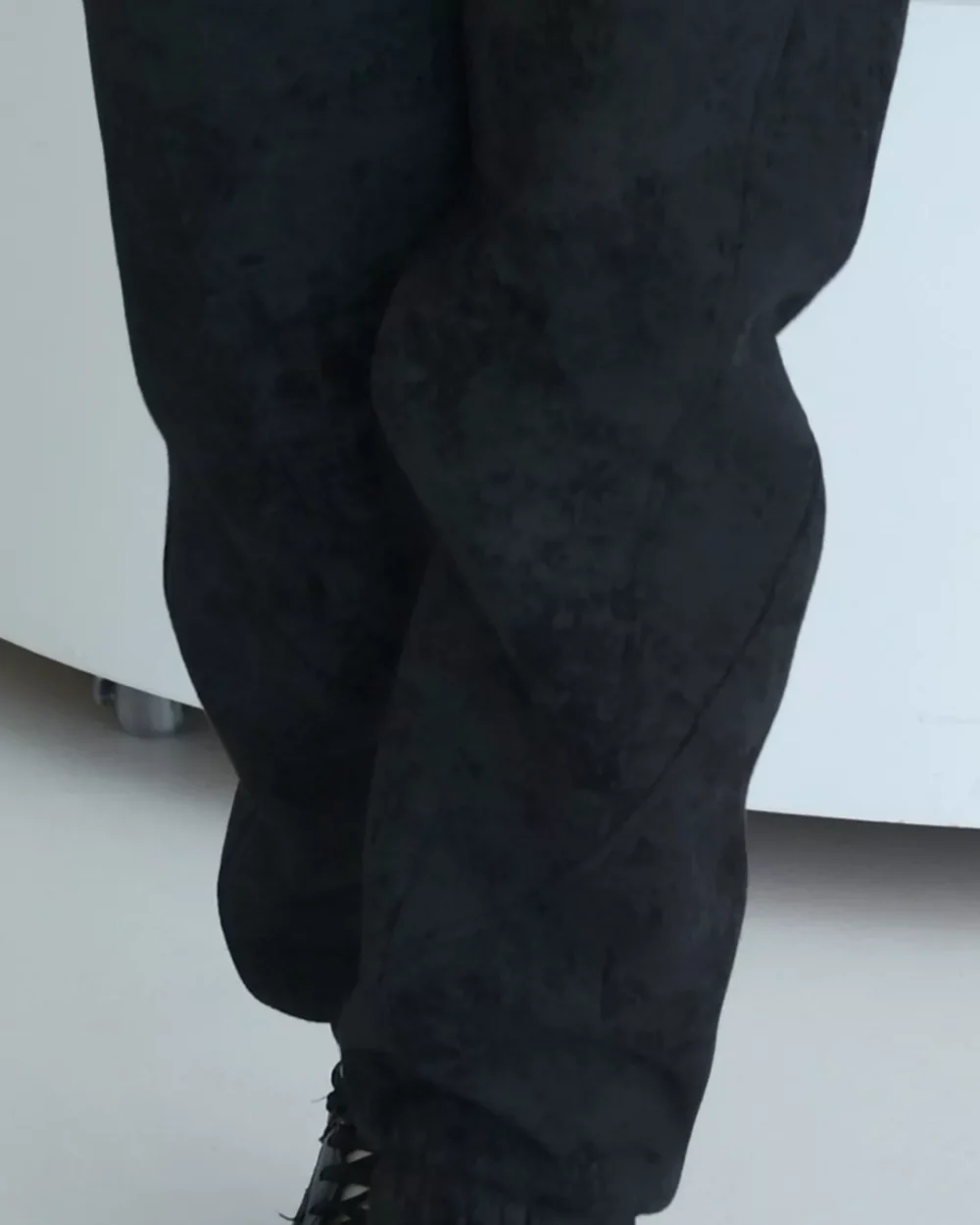 Тёплые женские штаны-джоггеры с декоративными вставками "SHADOWS" — изображение 6