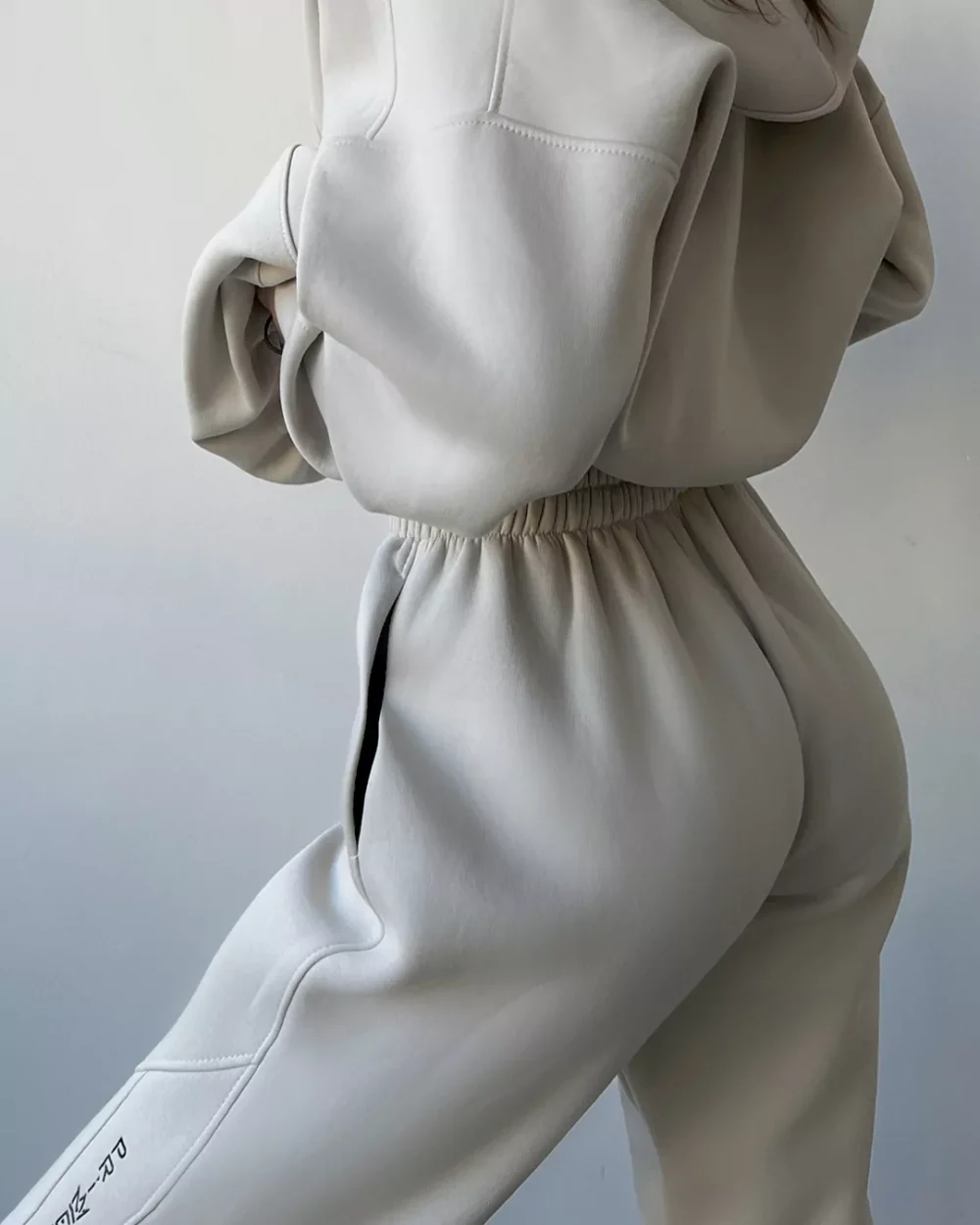 Тёплые женские ШТАНЫ-ДЖОГГЕРЫ с декоративными вставками — изображение 4