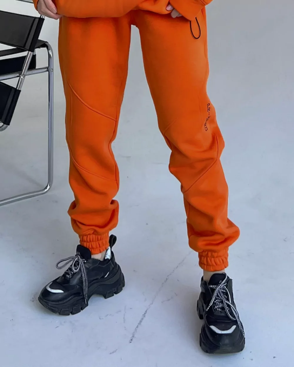 Тёплые женские ШТАНЫ-ДЖОГГЕРЫ с декоративными вставками — изображение 2