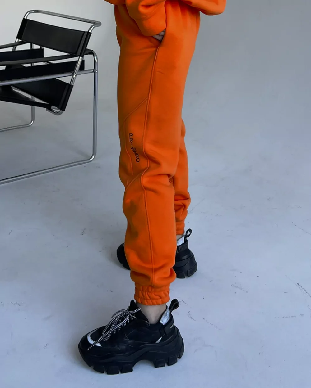 Тёплые женские ШТАНЫ-ДЖОГГЕРЫ с декоративными вставками — изображение 3