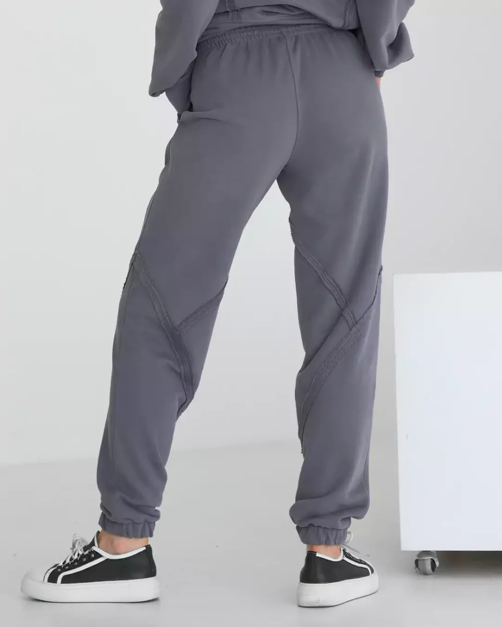 Женские штаны-джоггеры с наружными швами "OUTLINE" — изображение 2