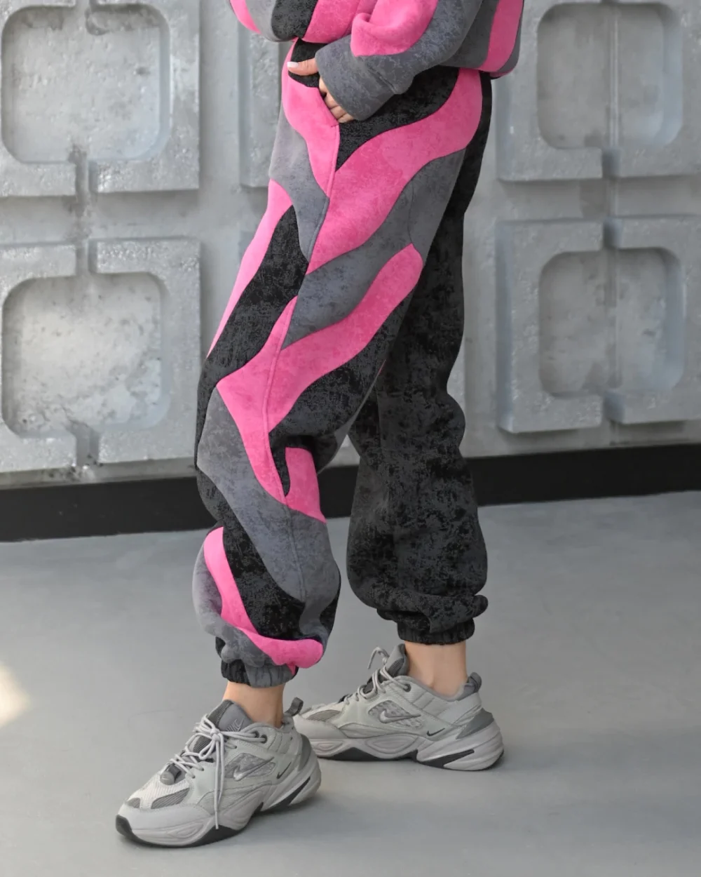 Тёплые женские штаны-козачки в стиле колорблок "MARBLED" — изображение 3