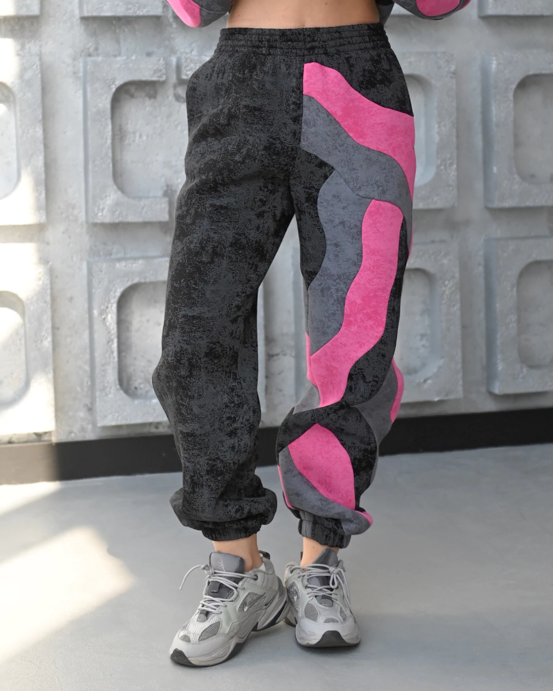 unisex-kostyum-colorblock-marbed-primero-01.8 Тёплые женские штаны-козачки в стиле колорблок "MARBLED" — изображение 1